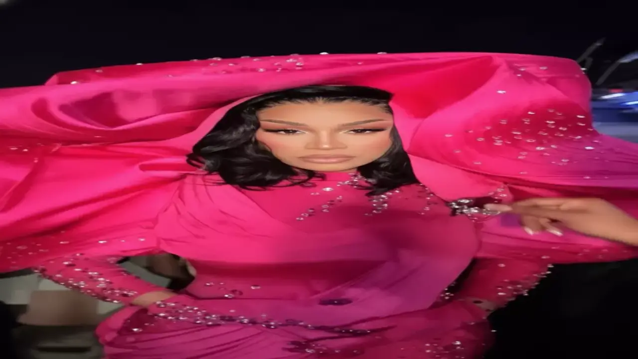 كاردي بي تعيد تعريف الأناقة في السعودية بإطلالة محتشمة تجمع بين الجرأة والتقاليد الهندية